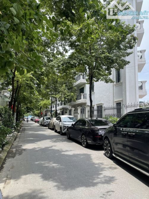 BÁN NHÀ KĐT ĐẠI KIM . NGUYỄN XIỂN . NGAY TRƯỜNG ĐH THẰNG LONG . DT 66M . MT 6 M .