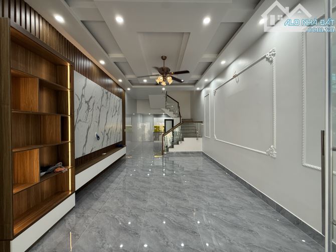 Bán nhà Nam Trung Hành 3.5 tầng sân cổng riêng