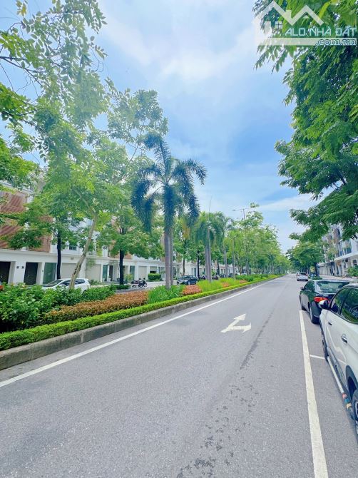 BÁN NHÀ THE MANOR NGUYỄN XIỂN . ĐẢNG CẤP . DT 73 M . NHÀ 5 TẦNG MT 5 M.