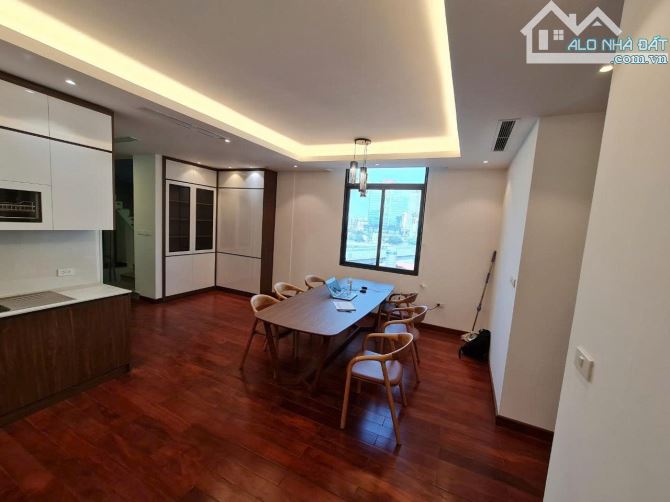 Bán tòa nhà văn phòng Vip 10 tầng TM, MT 12 m, Mặt phố đẹp nhất khu phố Hoàng Cầu. Giá ĐT