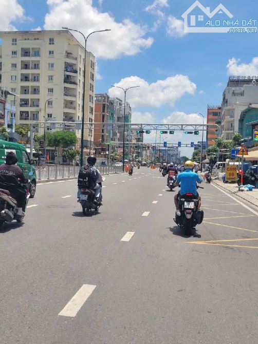 Căn hộ dịch vụ Dương Quảng Hàm, 133m², 20 phòng full nội thất, doanh thu 1 tỷ/năm, 16.95
