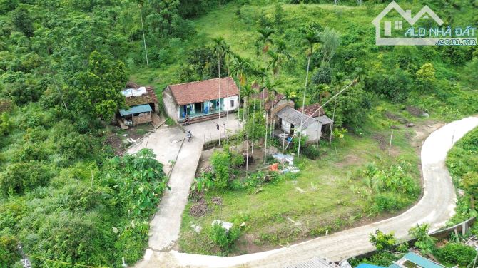 Chuyển nhượng 1400m² 300m đất ở bám đường bê tông một mặt bám suối . Vị trí tại Liên Sơn