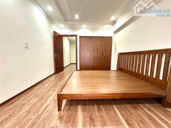 BỒ ĐỀ LONG BIÊN , NHÀ MỚI CÒN THƠM MÙI GỖ -Ô TÔ ĐỖ CỬA - GIÁ CHỈ 8 TỶ NHỈNH.  + MT: 3,4 M