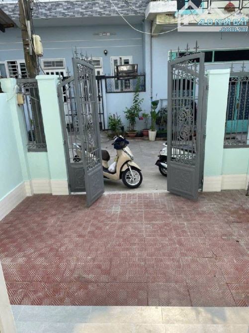 Nhà ngay chợ Tăng Nhơn Phú A, Lã Xuân Oai. 77m2 X 2 Tầng.Hẻm Ôtô. Đang cho thuê 12tr/tháng