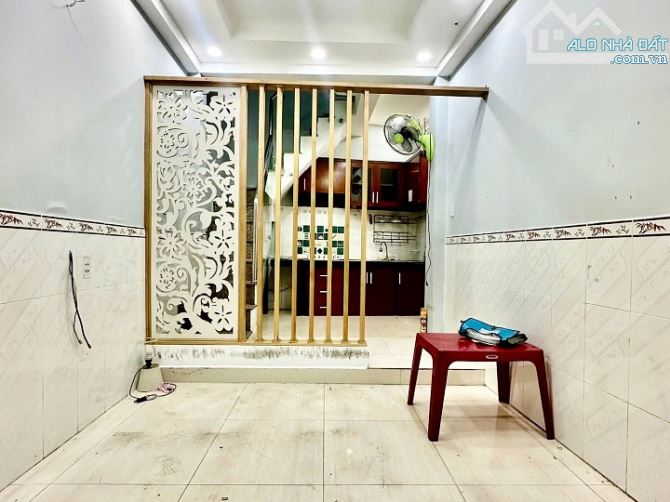 Bán nhà nở hậu 2 lầu 2 phòng ngủ hẻm Trần Hưng Đạo, Quận 5