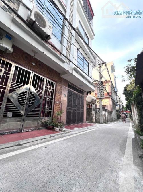 BÁN NHÀ LÔ GÓC KINH DOANH PHỐ ĐỨC GIANG LONG BIÊN NGÕ THÔNG 41m 5 TẦNG Ô TÔ GẦN NGỌC THỤY