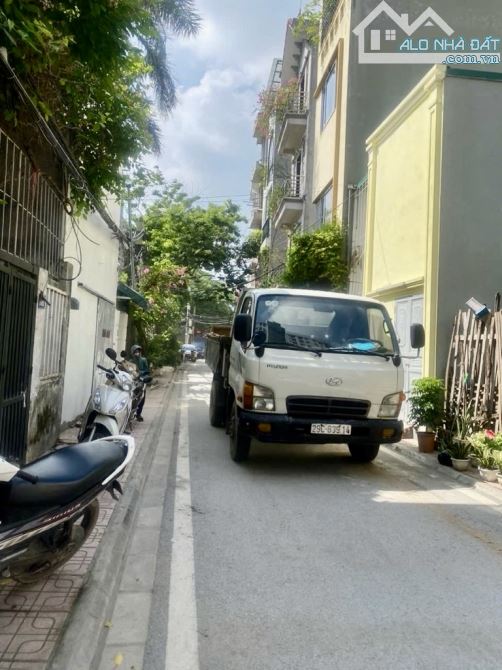 Bán đất Thượng Thanh, Việt Hưng vỉa hè oto tránh, kd nhỏ giá 6 tỷ hơn
