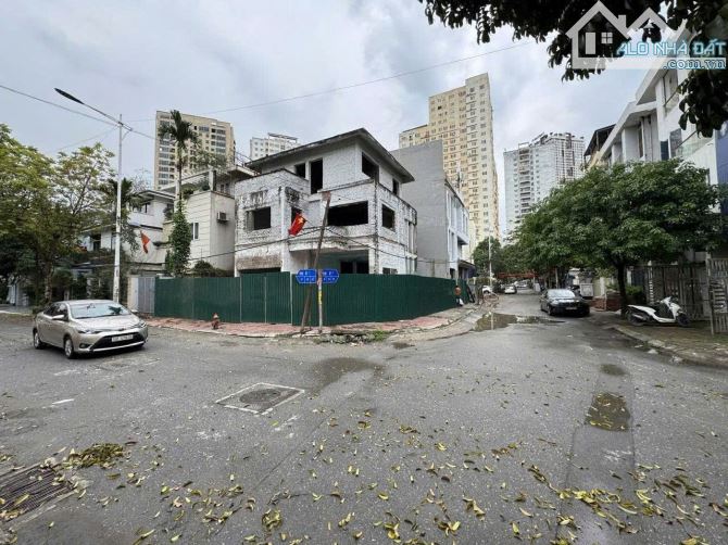 căn biệt thự thô 2 mặt tiền siêu đẹp, dt181m2, 3tầng khu đô thị mới văn khê- hà đông.