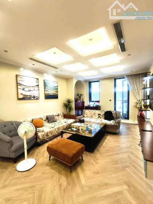 Siêu căn hộ chung cư như khách sạn 5 sao 3PN 3VS. Căn góc 220m2, 14.05 tỷ,nội thất xịn xò.