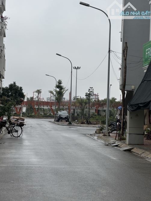 E CÓ MẤY MẢNH TĐC NGỌC THUỴ VIEW CÔNG VIÊN & TRƯỜNG HỌC SIÊU ĐẸP-THÔNG THOÁNG- MẶT ĐƯỜNG 1