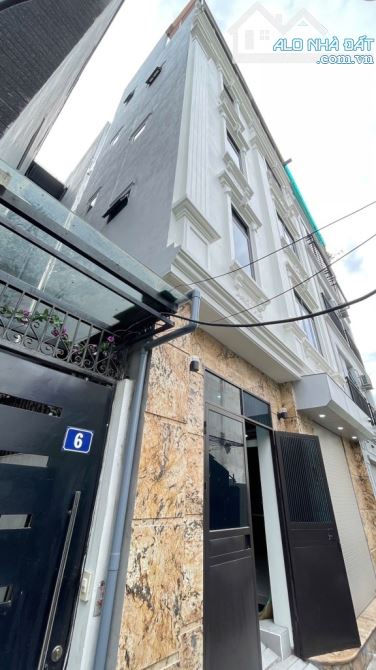 Bán nhà phố hoa lâm lô góc 5 tầng ở sướng chỉ hơn 6 đồng