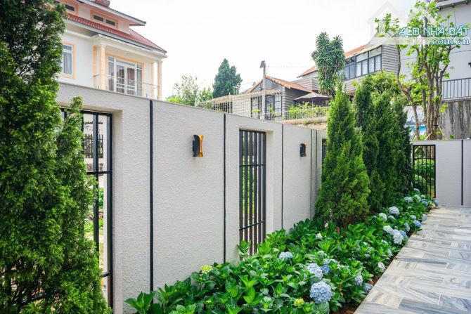 Biệt thự Đà Lạt view ngắm trọn thành phố, có 02 phòng xông hơi, 22 tỷ,202m2 cách chợ 1km