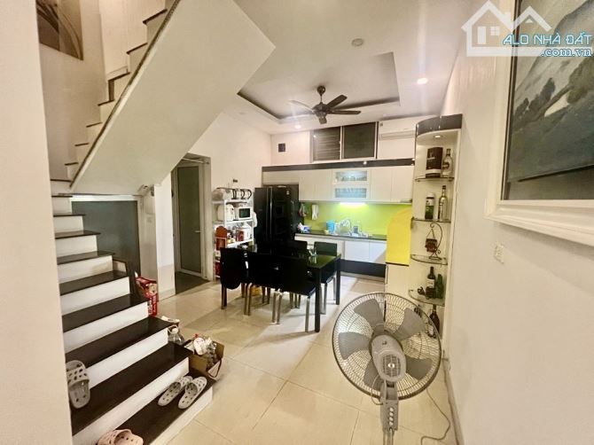 Bán Nhà Nguyễn Văn Cừ 65m2-hơn 11 tỷ-SÁT MẶT PHỐ-Ô TÔ GẦN-DÂN XÂY-MẶT TIỀN 5,2m-SỔ VUÔNG