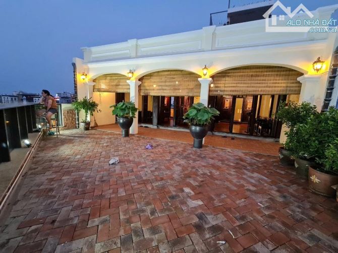 Bán tòa nhà văn phòng Vip 10 tầng TM, MT 12 m, Mặt phố đẹp nhất khu phố Hoàng Cầu. Giá ĐT - 10