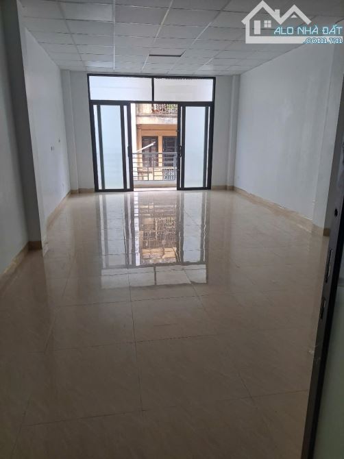 Cho thuê nhà ngõ 106 Hoàng Quốc Việt,  Dt 65m2 x 7 tầng mới đủ điều hòa có Thang Máy - 1
