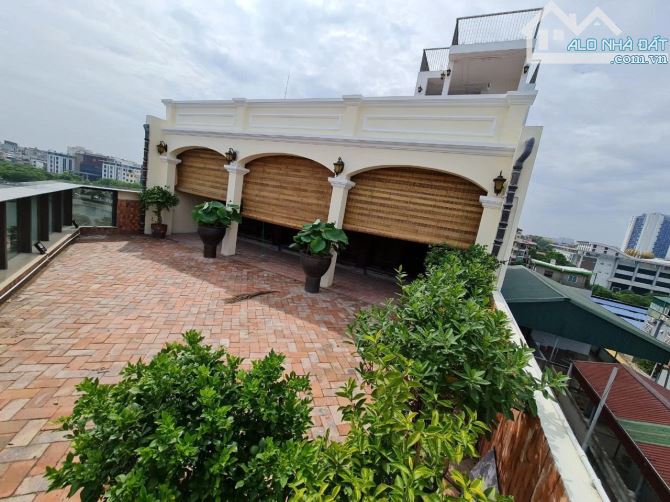 Bán tòa nhà văn phòng Vip 10 tầng TM, MT 12 m, Mặt phố đẹp nhất khu phố Hoàng Cầu. Giá ĐT - 11