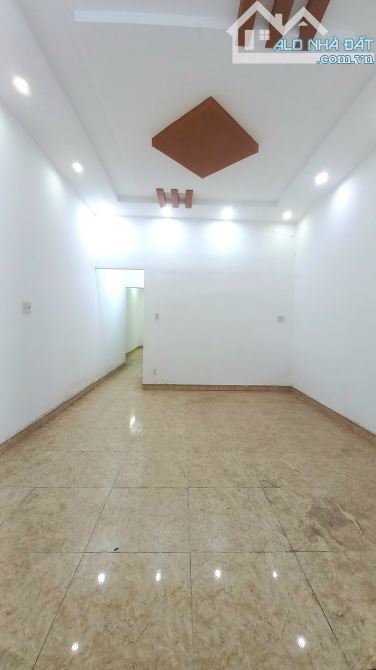 BÁN NHÀ P.TÂN PHONG, SỔ HỒNG THỔ CƯ ĐƯỜNG RỘNG 5m GẦN CÂY XĂNG 26 (NP147) HN014 - 1