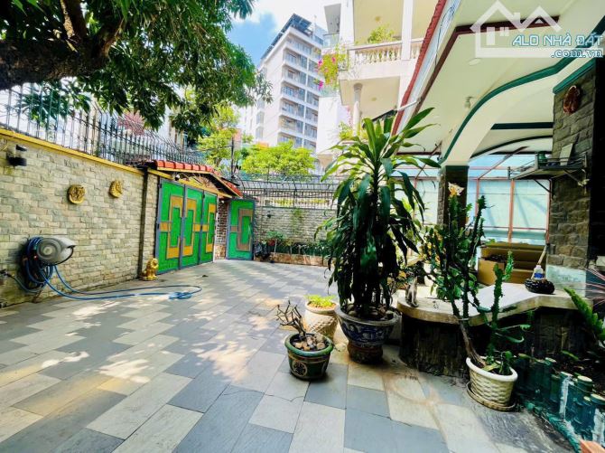 Bán Biệt Thự Đẹp đường xe hơi Trường Sơn, Q. Tân Bình, 10 x 30m, 3 lầu - giá siêu rẻ - 1
