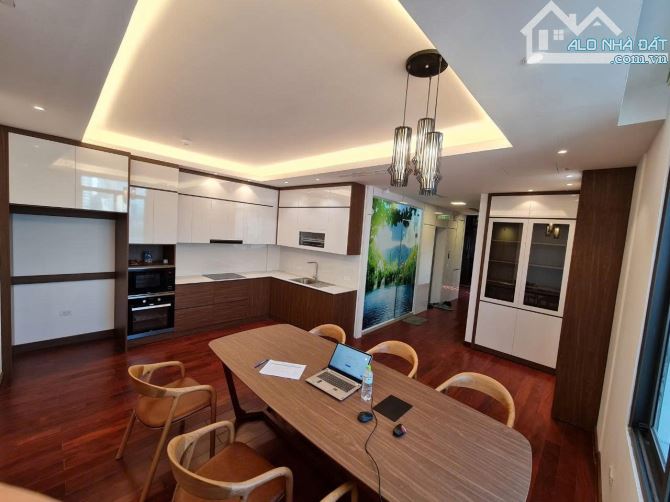 Bán tòa nhà văn phòng Vip 10 tầng TM, MT 12 m, Mặt phố đẹp nhất khu phố Hoàng Cầu. Giá ĐT - 1