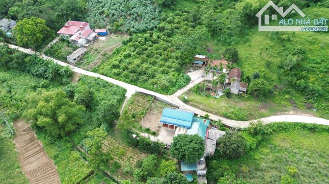Chuyển nhượng 1400m² 300m đất ở bám đường bê tông một mặt bám suối . Vị trí tại Liên Sơn - 1