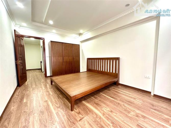 BỒ ĐỀ LONG BIÊN , NHÀ MỚI CÒN THƠM MÙI GỖ -Ô TÔ ĐỖ CỬA - GIÁ CHỈ 8 TỶ NHỈNH.  + MT: 3,4 M - 1