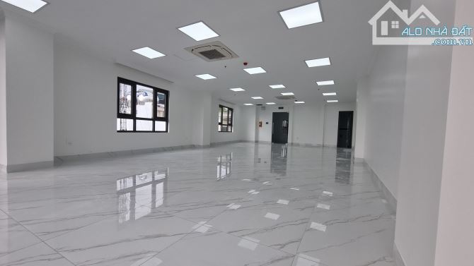 Cho thuê tòa văn phòng mới tại Phố Chùa Láng,Đống Đa. 135m2/tầng - 1