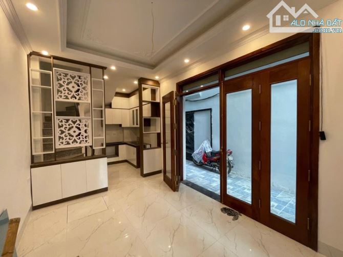Bán nhà phố hoa lâm oto đỗ cách 5m 5 tầng chỉ hơn 5 đồng - 1
