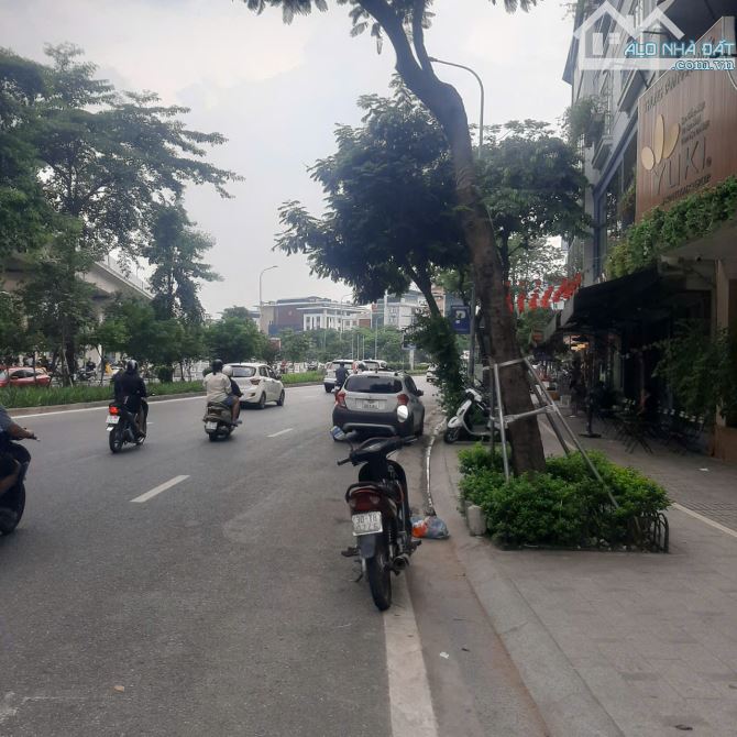 Bán tòa nhà văn phòng Vip 10 tầng TM, MT 12 m, Mặt phố đẹp nhất khu phố Hoàng Cầu. Giá ĐT - 12