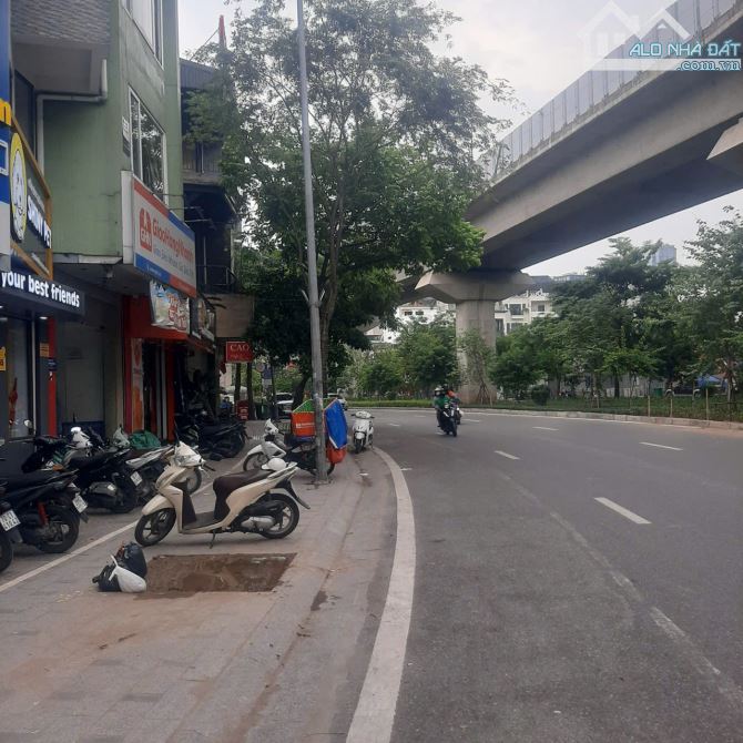 Bán tòa nhà văn phòng Vip 10 tầng TM, MT 12 m, Mặt phố đẹp nhất khu phố Hoàng Cầu. Giá ĐT - 13