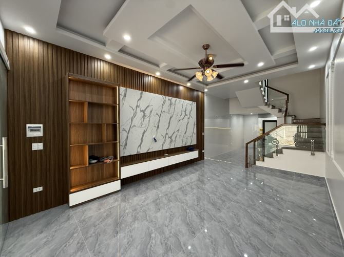 Bán nhà Nam Trung Hành 3.5 tầng sân cổng riêng - 2