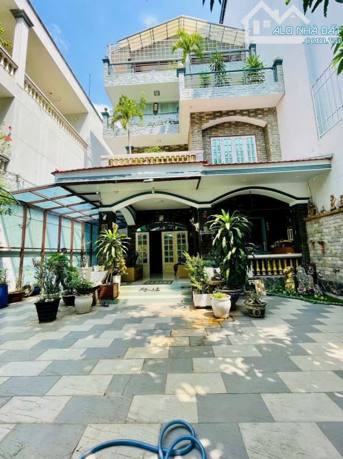 Bán Biệt Thự Đẹp đường xe hơi Trường Sơn, Q. Tân Bình, 10 x 30m, 3 lầu - giá siêu rẻ - 2