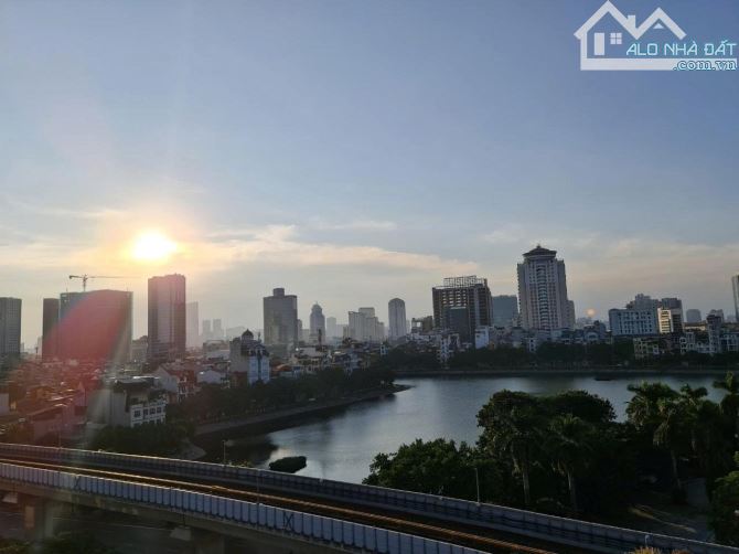 Bán tòa nhà văn phòng Vip 10 tầng TM, MT 12 m, Mặt phố đẹp nhất khu phố Hoàng Cầu. Giá ĐT - 2