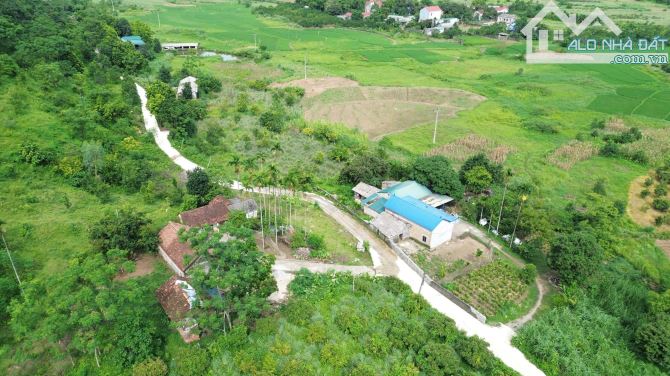Chuyển nhượng 1400m² 300m đất ở bám đường bê tông một mặt bám suối . Vị trí tại Liên Sơn - 2