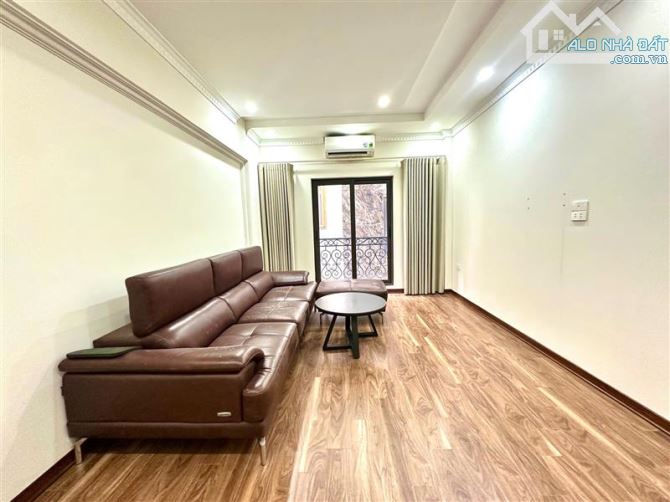 BỒ ĐỀ LONG BIÊN , NHÀ MỚI CÒN THƠM MÙI GỖ -Ô TÔ ĐỖ CỬA - GIÁ CHỈ 8 TỶ NHỈNH.  + MT: 3,4 M - 2