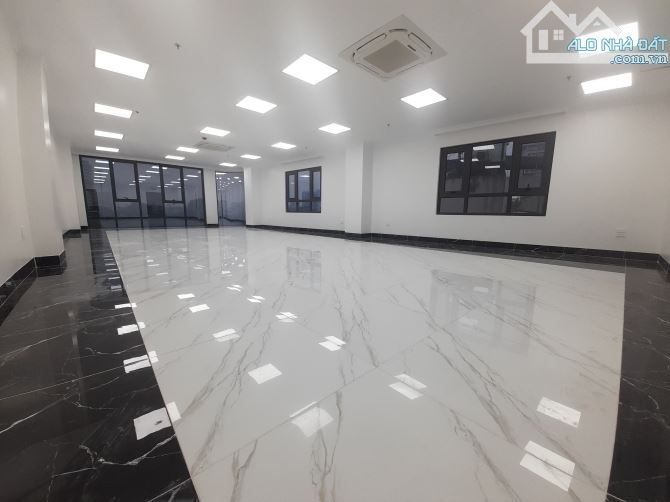 Cho thuê tòa văn phòng mới tại Phố Chùa Láng,Đống Đa. 135m2/tầng - 2