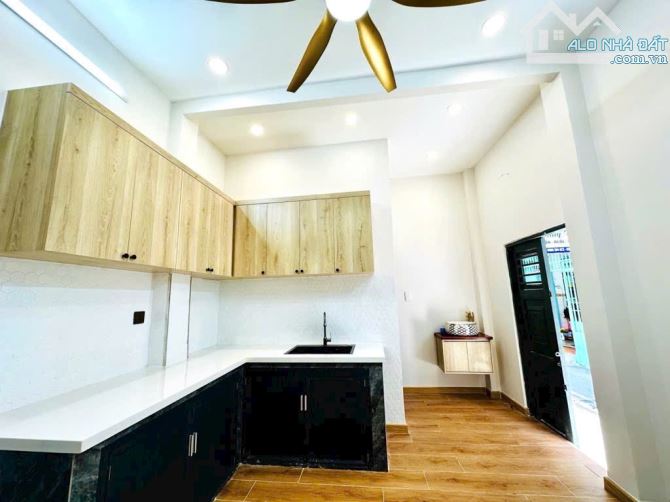 BÁN NHÀ MỚI ĐẸP GÓC 2 MẶT TIỀN KINH DOANH ĐA NGÀNH GIÁ 5TỈ 6 SỔ RIÊNG GIÁP Q1 - 3