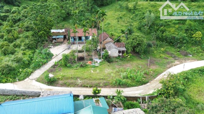Chuyển nhượng 1400m² 300m đất ở bám đường bê tông một mặt bám suối . Vị trí tại Liên Sơn - 3