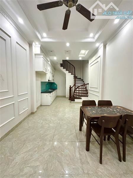BỒ ĐỀ LONG BIÊN , NHÀ MỚI CÒN THƠM MÙI GỖ -Ô TÔ ĐỖ CỬA - GIÁ CHỈ 8 TỶ NHỈNH.  + MT: 3,4 M - 3
