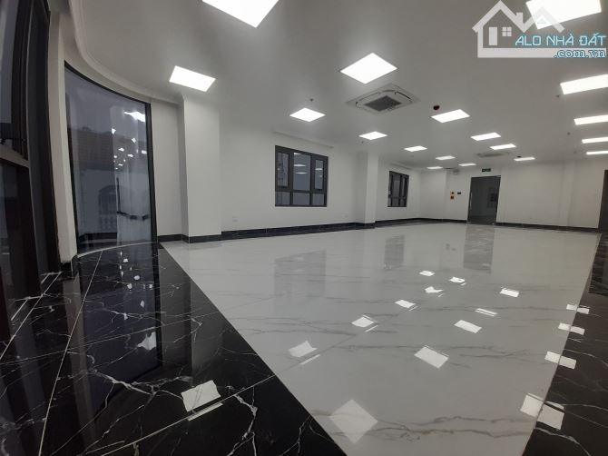 Cho thuê tòa văn phòng mới tại Phố Chùa Láng,Đống Đa. 135m2/tầng - 3