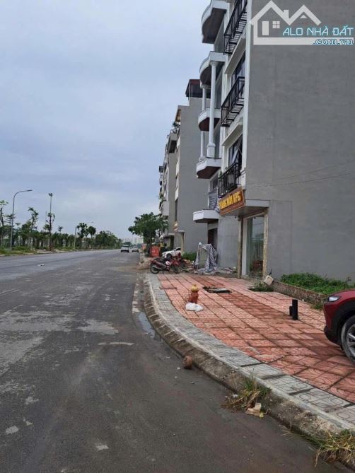 E CÓ MẤY MẢNH TĐC NGỌC THUỴ VIEW CÔNG VIÊN & TRƯỜNG HỌC SIÊU ĐẸP-THÔNG THOÁNG- MẶT ĐƯỜNG 1 - 3