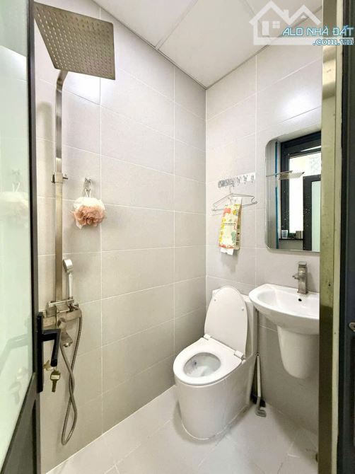 GẦN NGÃ TƯ HÀNG XANH - CHDV 15 phòng - dt 115tr/ tháng -90m2(6x18) - 6 tầng - full nội - 4