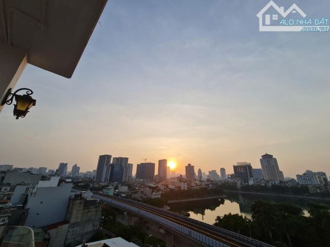 Bán tòa nhà văn phòng Vip 10 tầng TM, MT 12 m, Mặt phố đẹp nhất khu phố Hoàng Cầu. Giá ĐT - 4