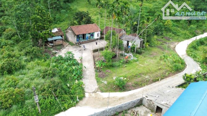 Chuyển nhượng 1400m² 300m đất ở bám đường bê tông một mặt bám suối . Vị trí tại Liên Sơn - 4