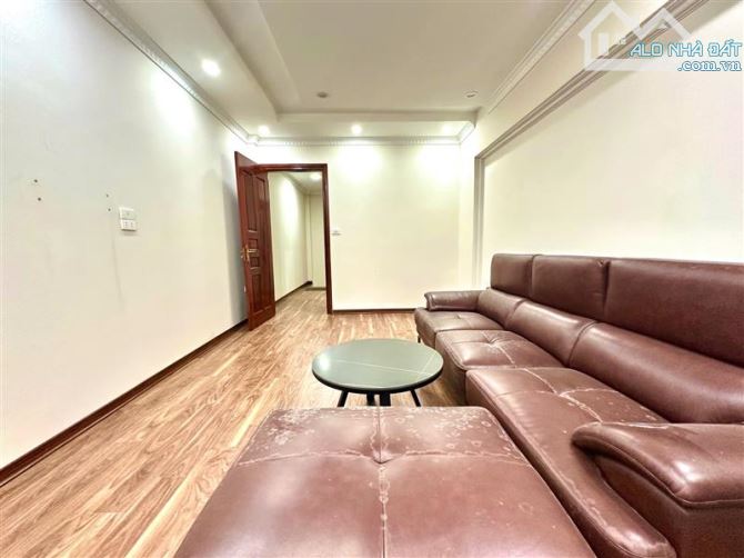 BỒ ĐỀ LONG BIÊN , NHÀ MỚI CÒN THƠM MÙI GỖ -Ô TÔ ĐỖ CỬA - GIÁ CHỈ 8 TỶ NHỈNH.  + MT: 3,4 M - 4