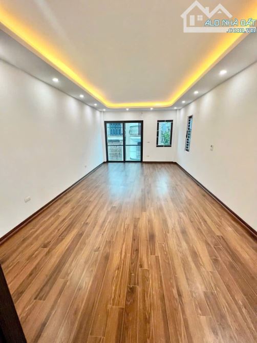 CỰ KHỐI – 47M² – 6 TẦNG – THANG MÁY – OTO VÀO NHÀ – 9,7 TỶ - 4