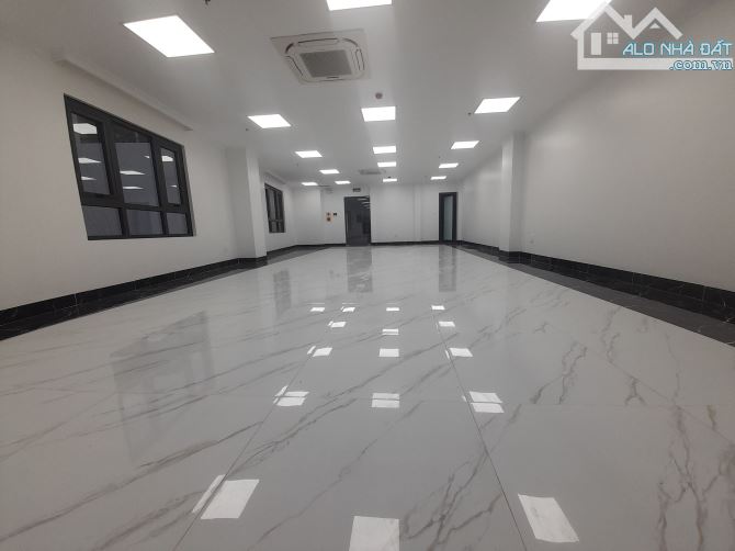Cho thuê tòa văn phòng mới tại Phố Chùa Láng,Đống Đa. 135m2/tầng - 4