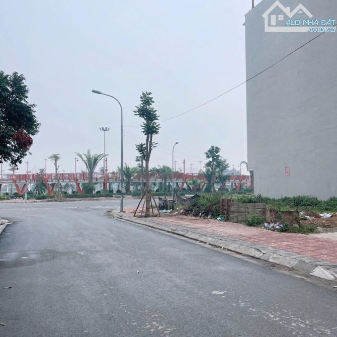 E CÓ MẤY MẢNH TĐC NGỌC THUỴ VIEW CÔNG VIÊN & TRƯỜNG HỌC SIÊU ĐẸP-THÔNG THOÁNG- MẶT ĐƯỜNG 1 - 5