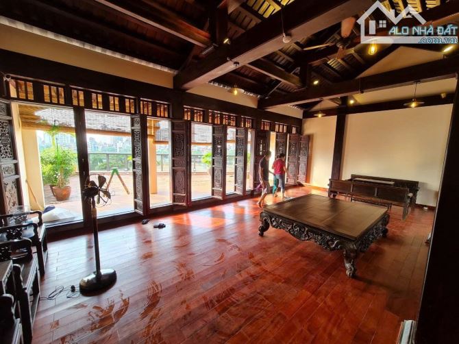 Bán tòa nhà văn phòng Vip 10 tầng TM, MT 12 m, Mặt phố đẹp nhất khu phố Hoàng Cầu. Giá ĐT - 6