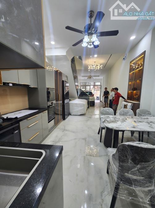 Bán nhà MT ngay Thạch Thị Thanh,Quận 1,DT:4,2mx16m.K/C 3 tầng,ở và kd, Giá bán 17,5 tỷ TL - 6