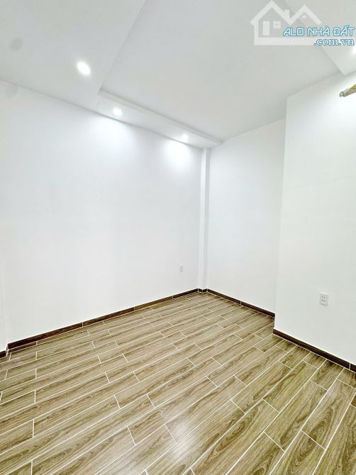 Bán nhà mới 2 lầu sát hẻm xe hơi đường Âu Dương Lân P. Chánh Hưng Quận 8 - 7